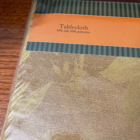 New round Vintage 50% silk 50% polyester gold leaves  Table cloth 70” round - Picture 2 of 6